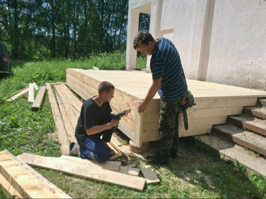 Летняя сцена в с. Красное готовится к большому сезону.