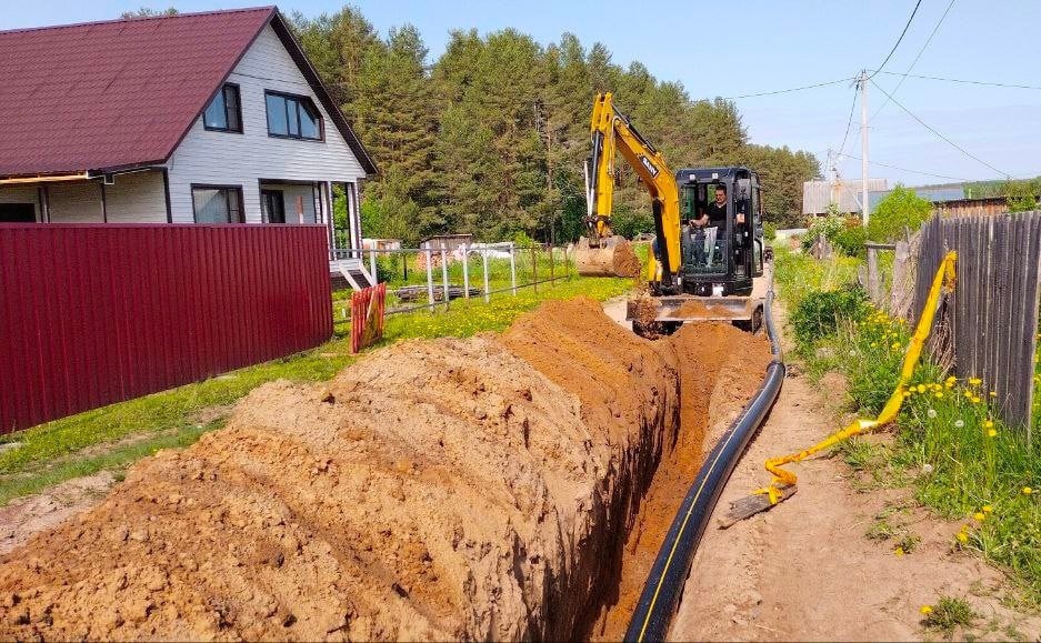 Специалисты Тарногского ремонтно-эксплуатационного участка АО &quot;Газпром газораспределение Вологда&quot; завершают работы по прокладке распределительного газопровода в селе Тарногский Городок.