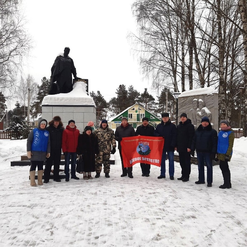 Возложение цветов к памятнику воинам-тарножанам.