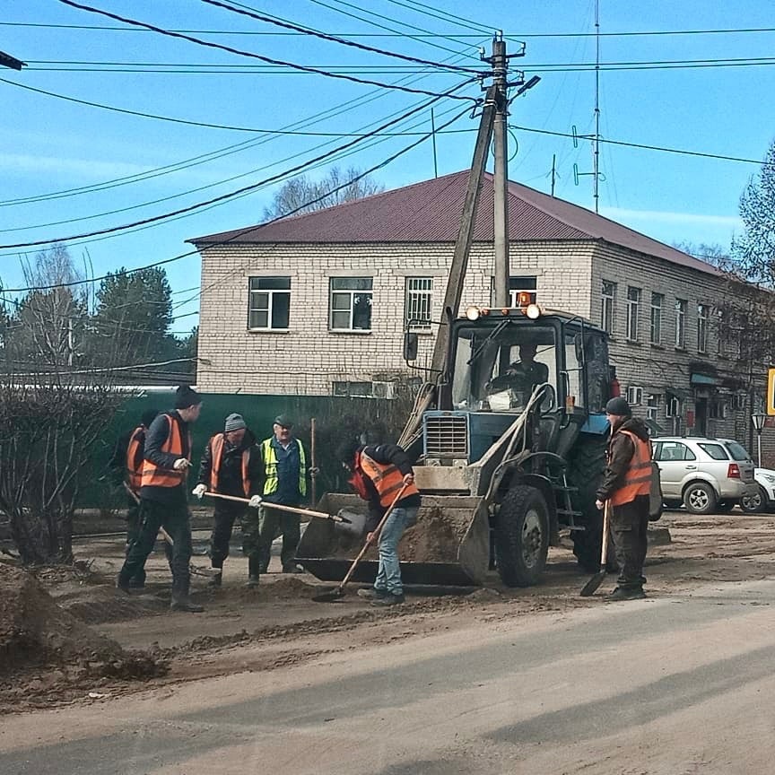 От подсыпки в зимний период на дорогах Городка накопилось много песка. Сейчас наши дорожники активно работают по его уборке..